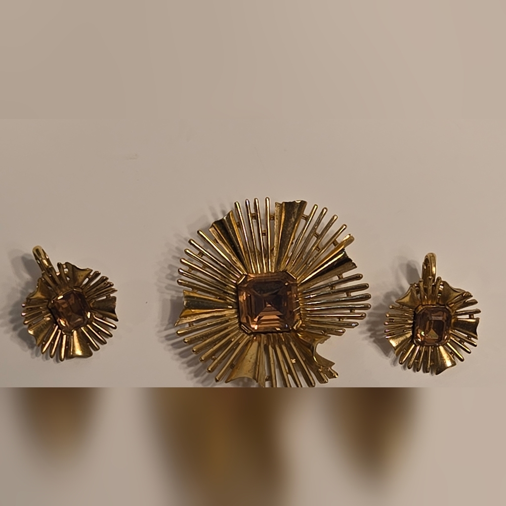 A square faceted smoky topaz rhinestone w/ clasp on earings.